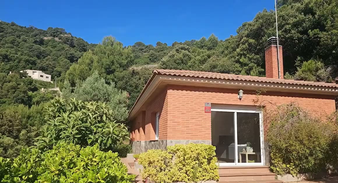 Animación de transición de una fotografía de una vivienda canaria a su nube de puntos láser coloreada